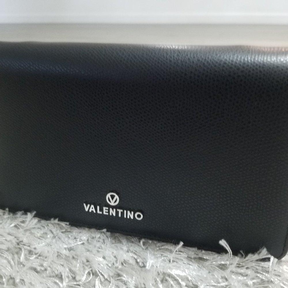 Valentino Wallet on a Chain